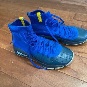 Under Armour Curry 4 kids/young men’s shoes size 5
